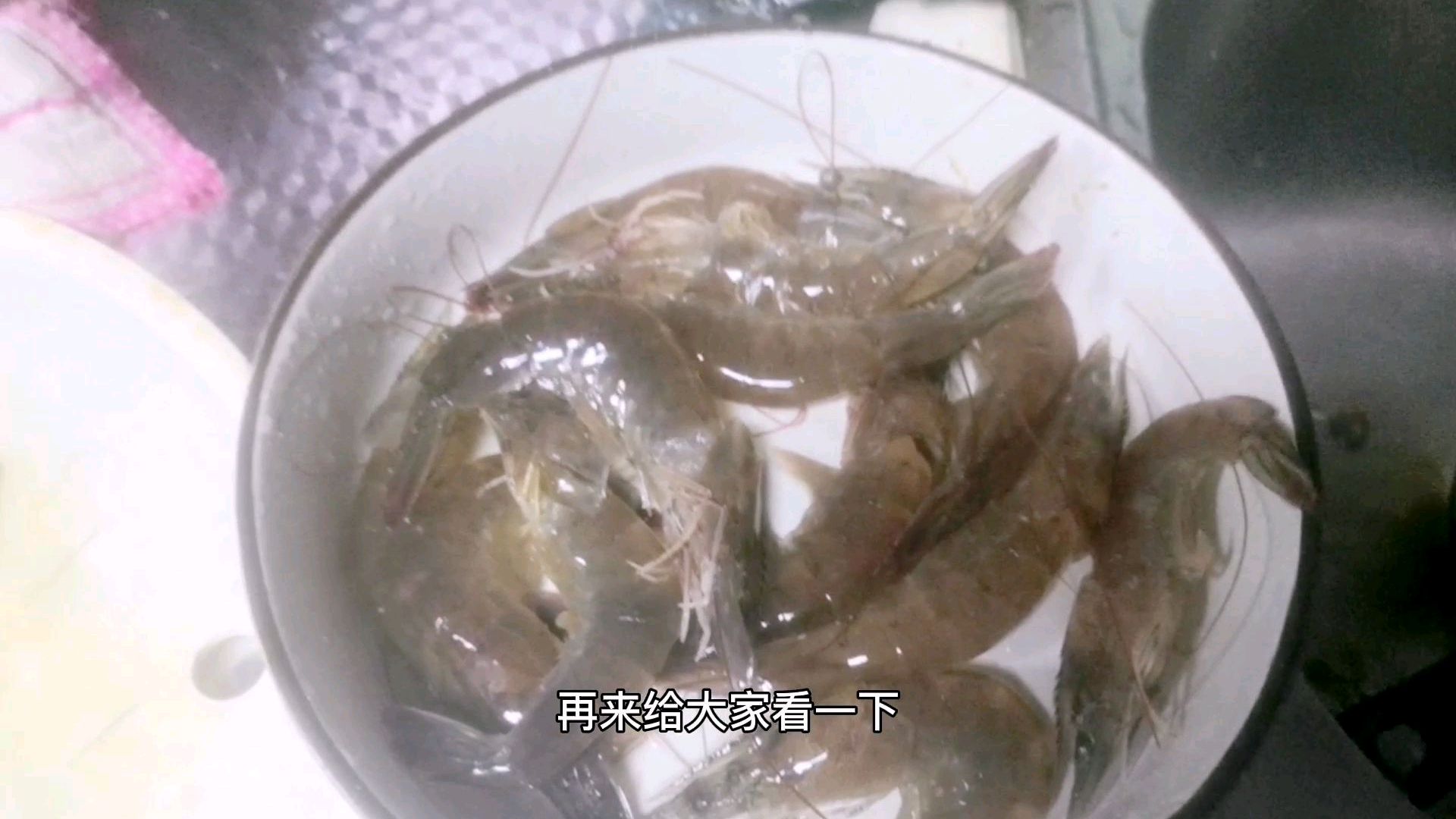 清理基围虾,不用任何工具,简单易学,而且非常快,清理的还干净