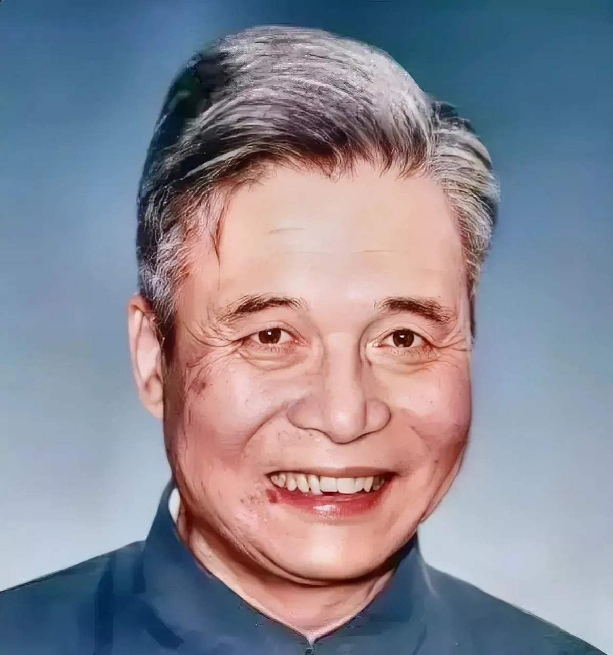 看着科学家邓稼先嘴角流着血的微笑,心疼.他们的事迹,催人泪下.