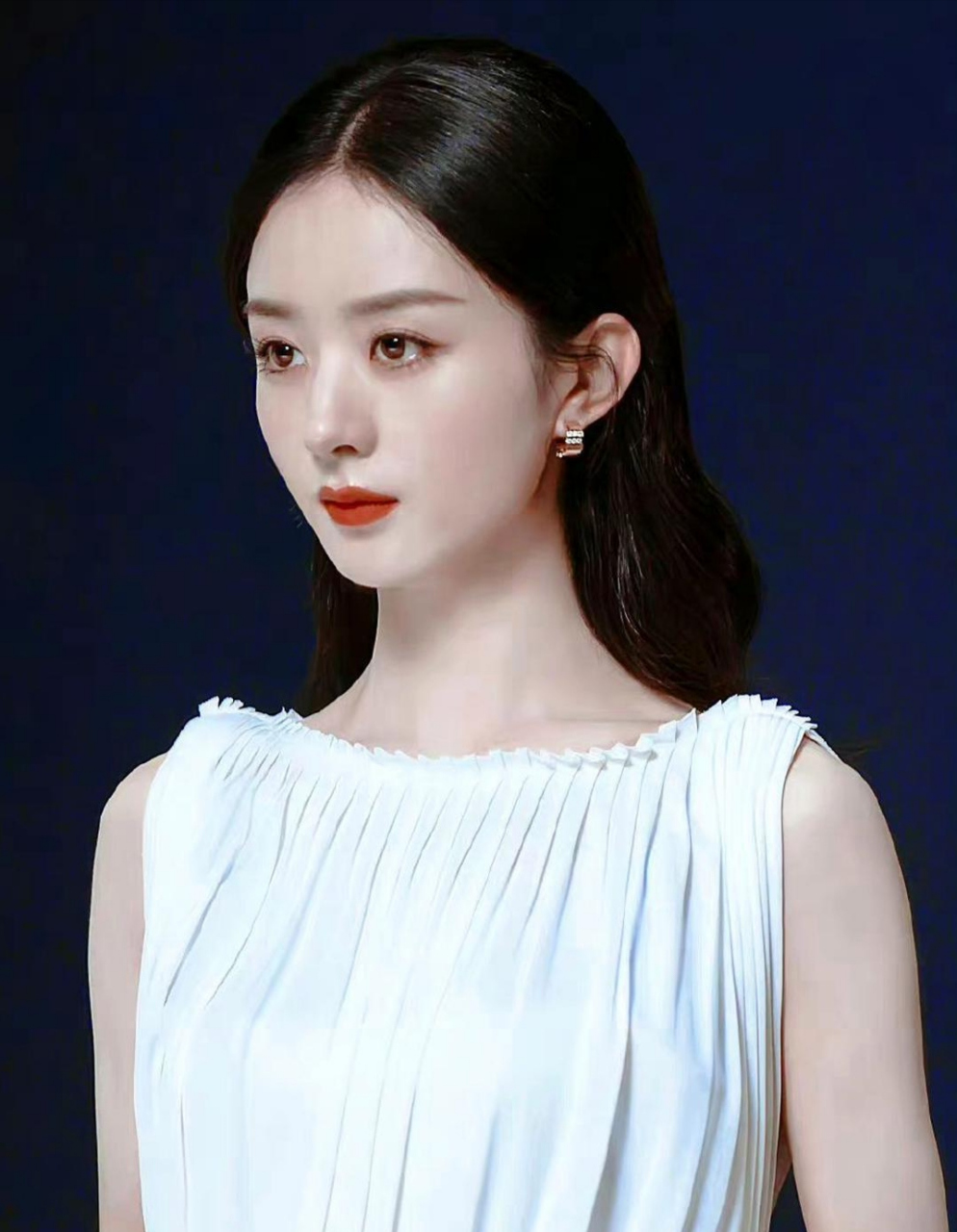 看赵丽颖的侧脸冷艳高贵,气质优雅,愁眉苦脸,很不开心!