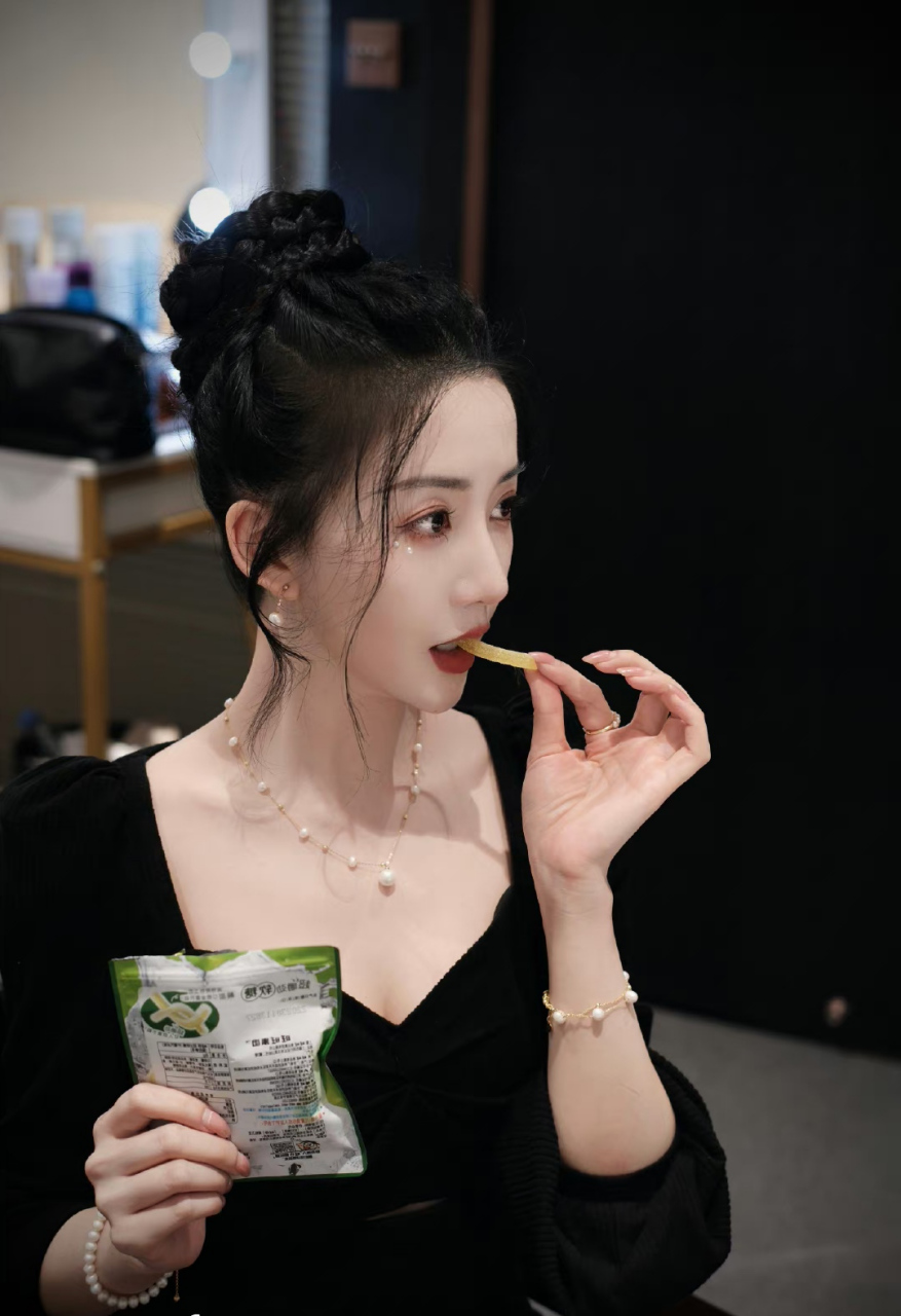 甜美可爱,俏皮灵动,妩媚动人的小仙女,肤白貌美,五官精致,神采奕奕