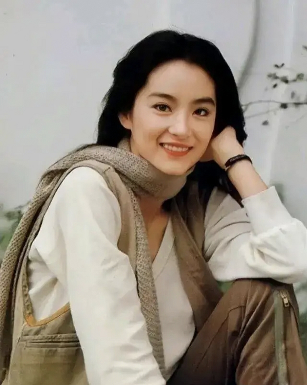 1992年,20岁的孟晚舟在深圳大学表演时留下的一张合影,相较于年轻时的