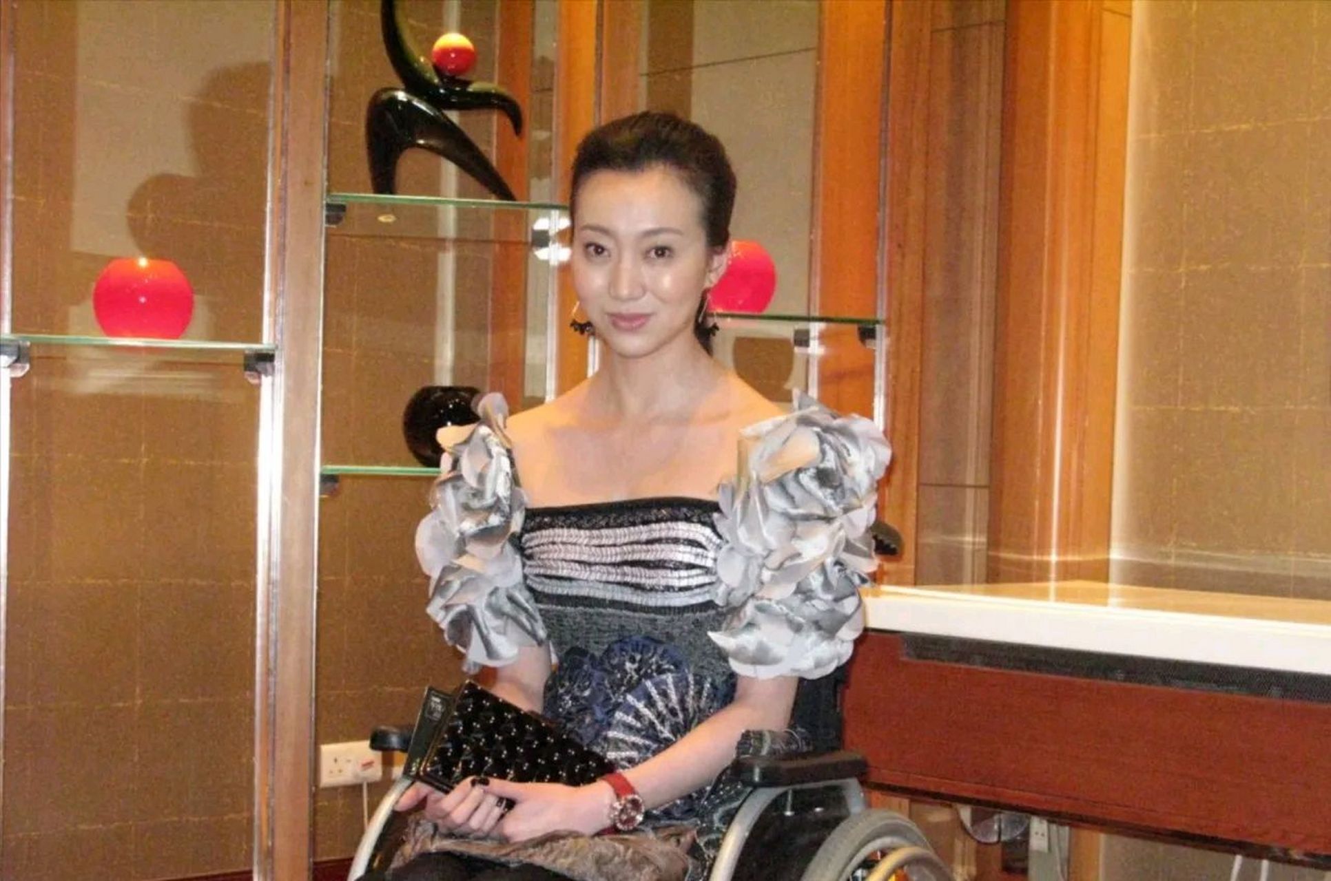 妻子得知后果断离婚,不料,刘岩因意外瘫痪在床,导演郎昆马上跟刘岩