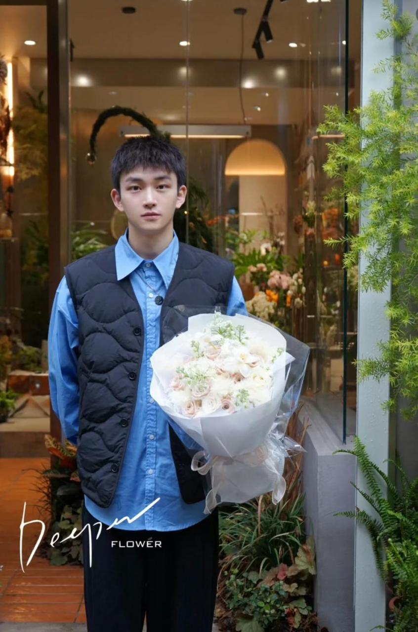 手捧鲜花的可爱男生