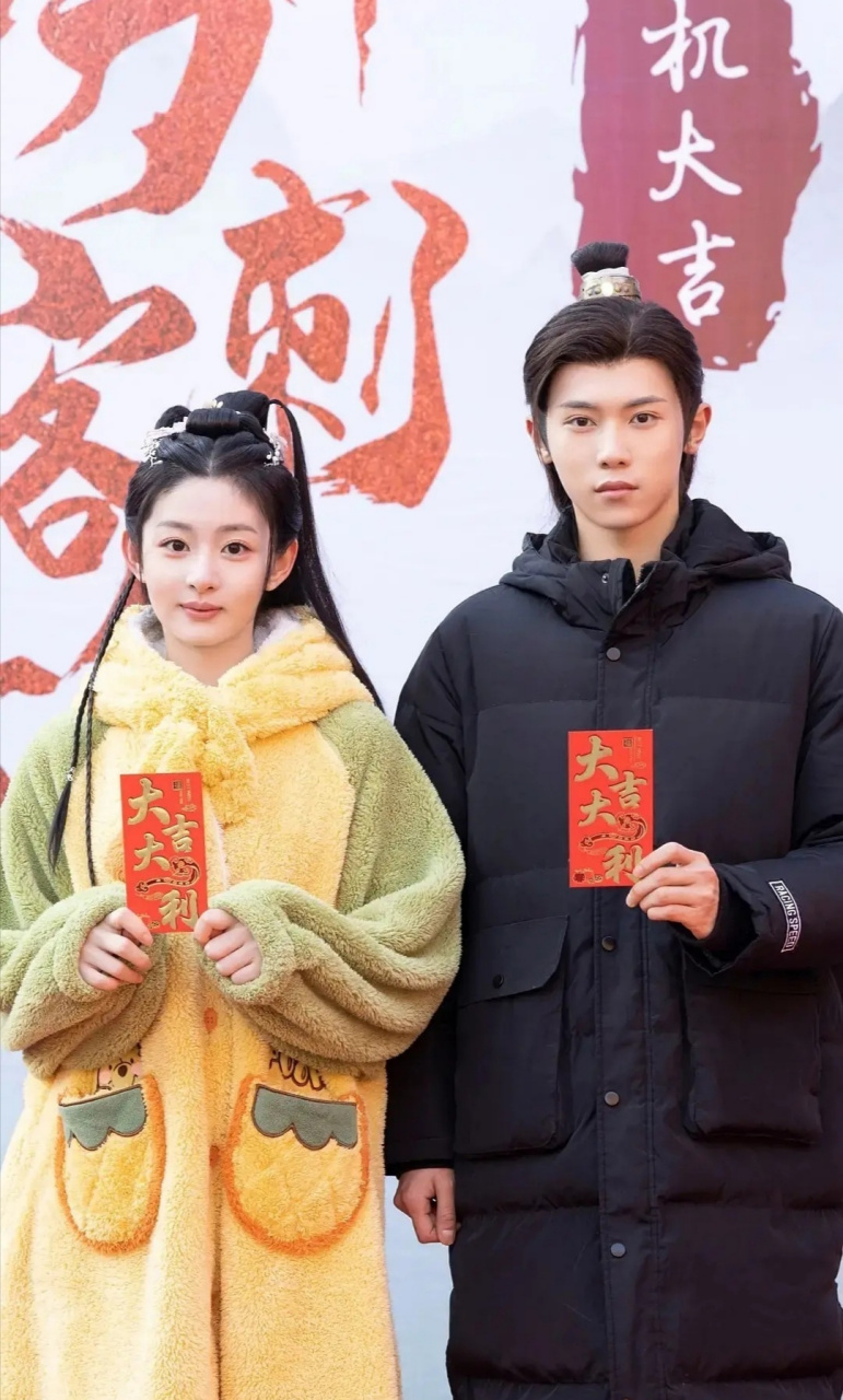 嚯,好家伙,头一回见演员直接穿着睡衣去开机仪式的