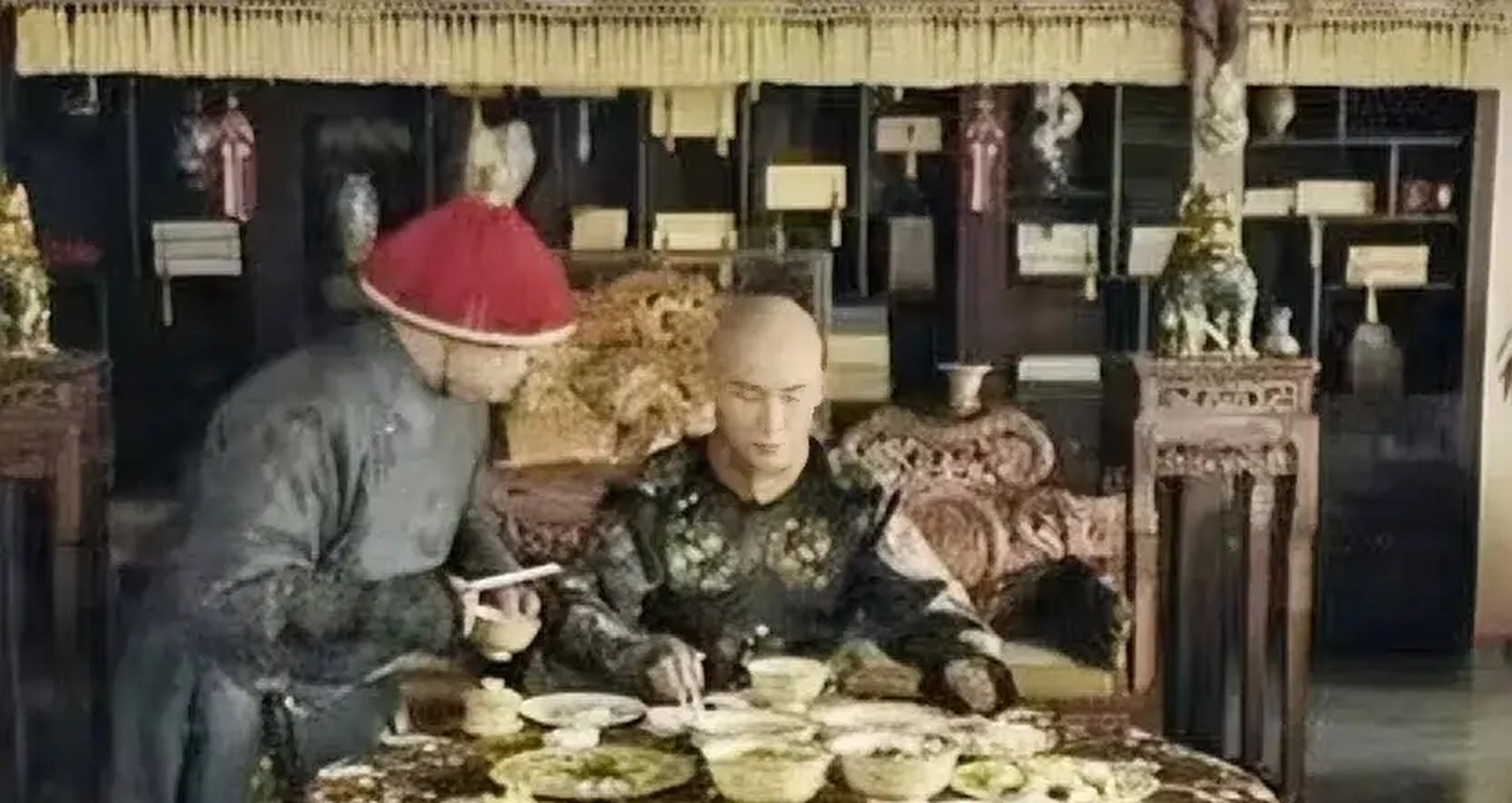 我们在看古代影视剧的时候,经常会看到皇帝在吃饭时,就会有专门的