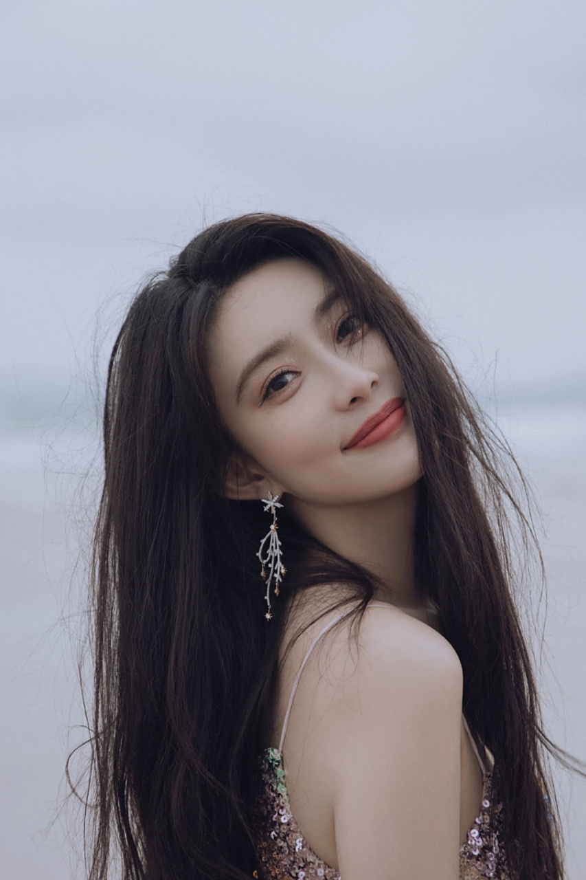 孟子义# 一袭彩色亮片吊带裙,清纯甜美的容颜,窈窕曼妙的身材,性感