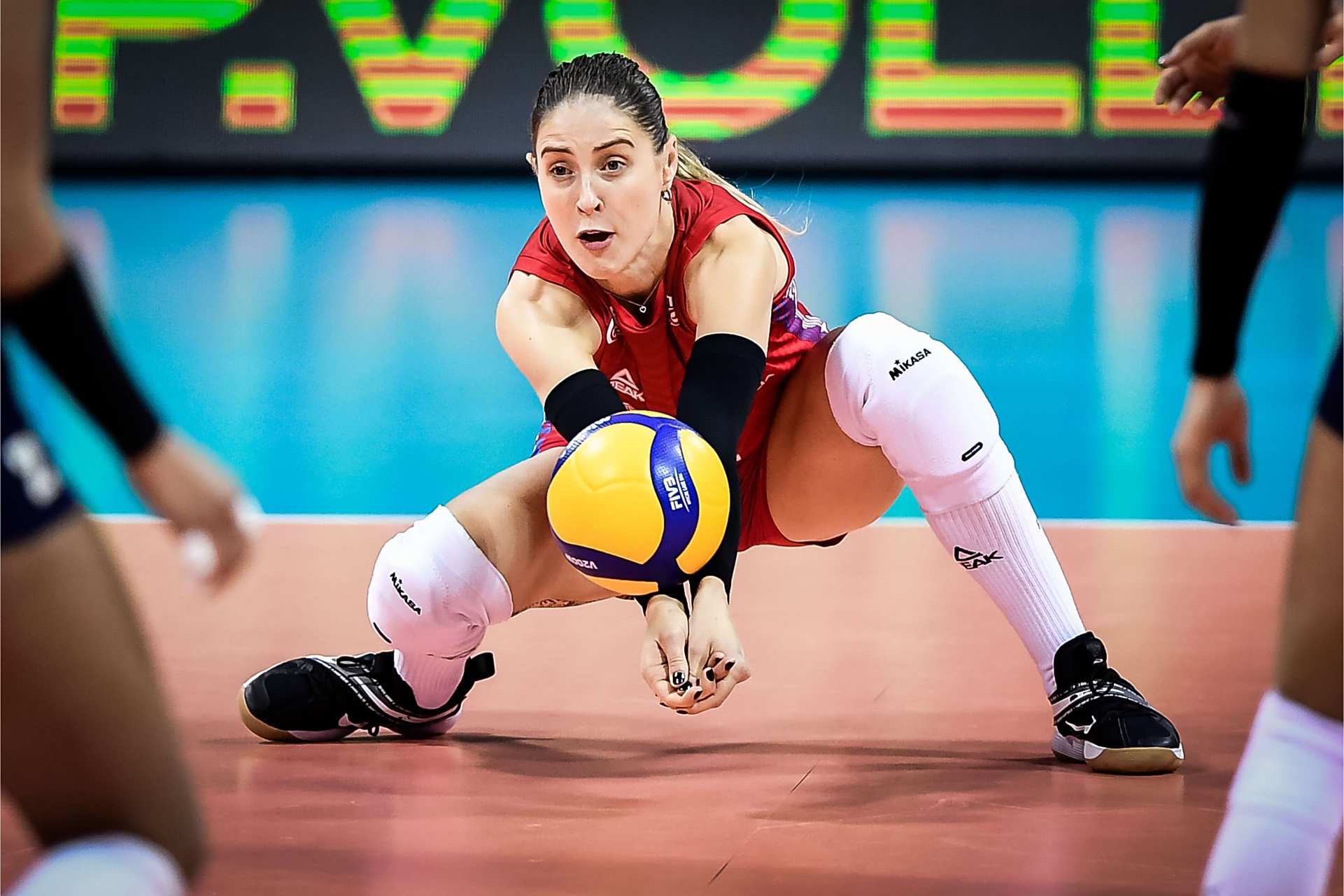 巴西女排0-3负于土耳其,巴西主攻贝格曼,打加比的对角,局局首发,三