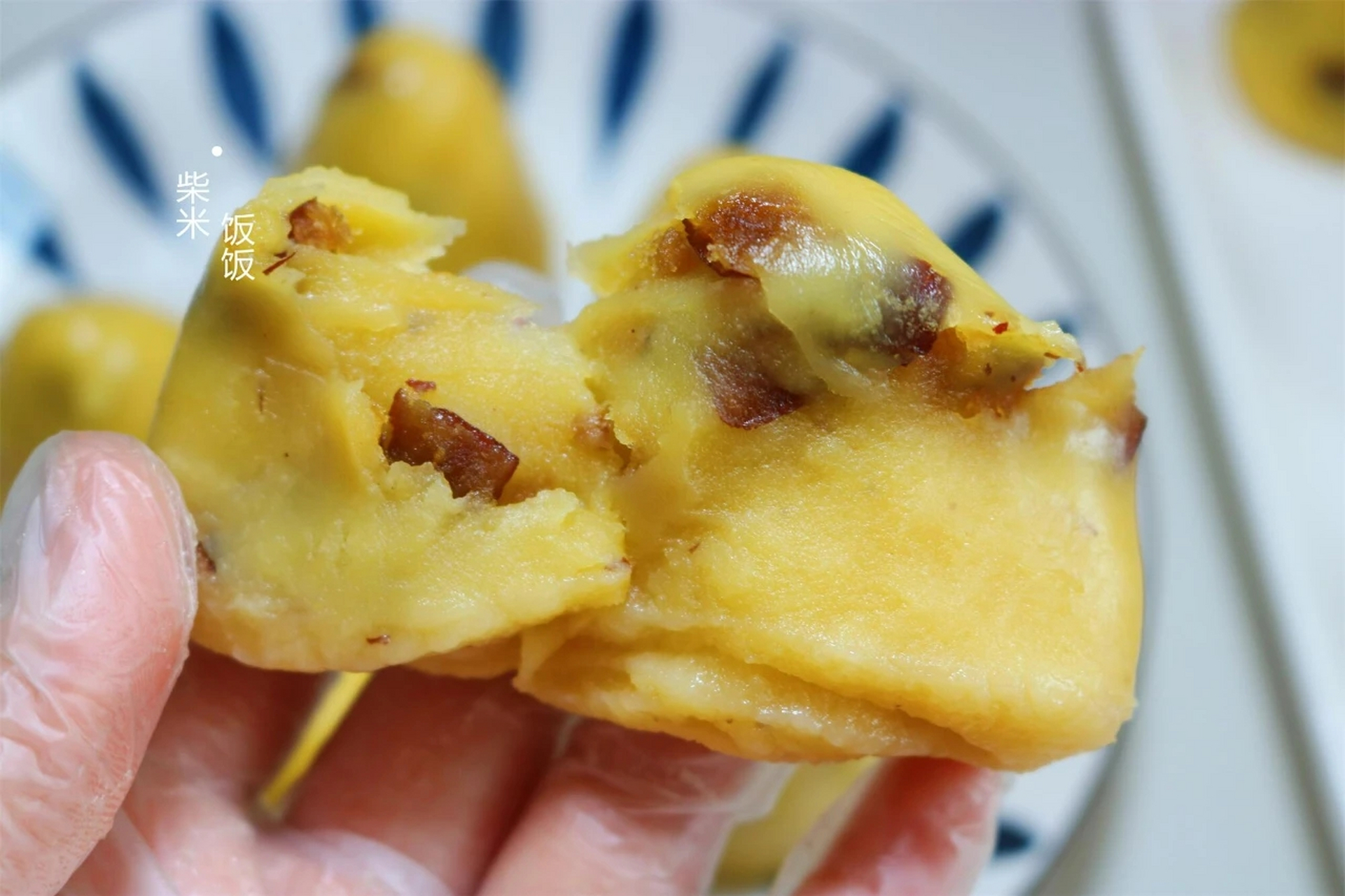 【食材】玉米面粉,糯米粉,红枣,白糖  【具体做法】 1,150克玉米面粉