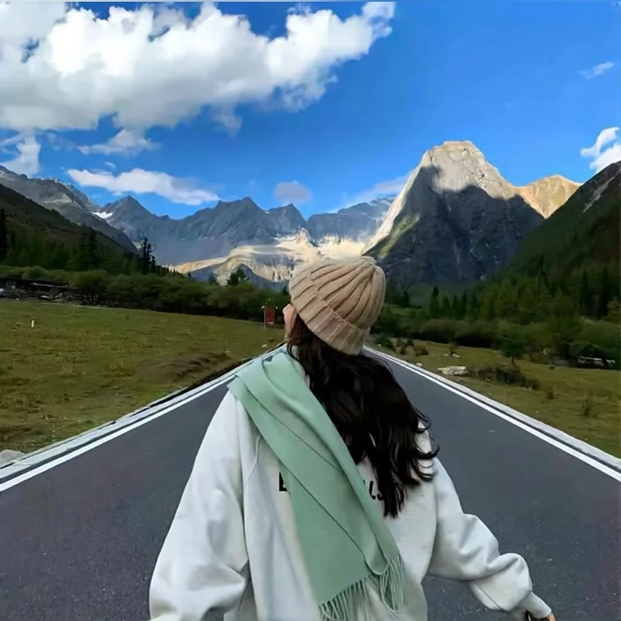 头像# #女生头像# #背影# 有时候,在乎得太多,对自己而言也是一种