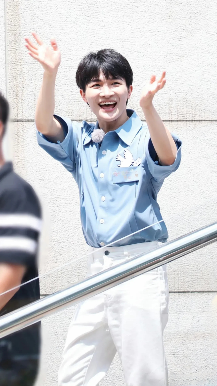 一身蓝色小信鸽的周深,笑容灿烂,元气满满.