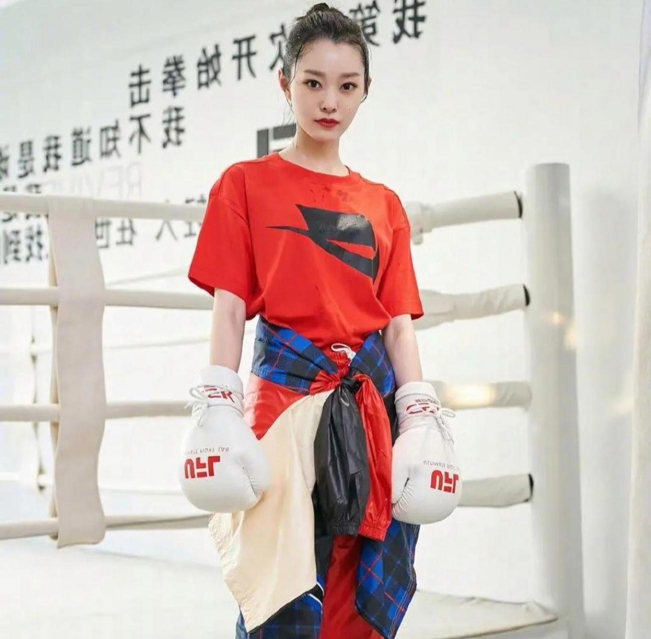 宋轶的运动范真帅,穿着运动衣,戴着拳击手套,真是飒爽英姿.