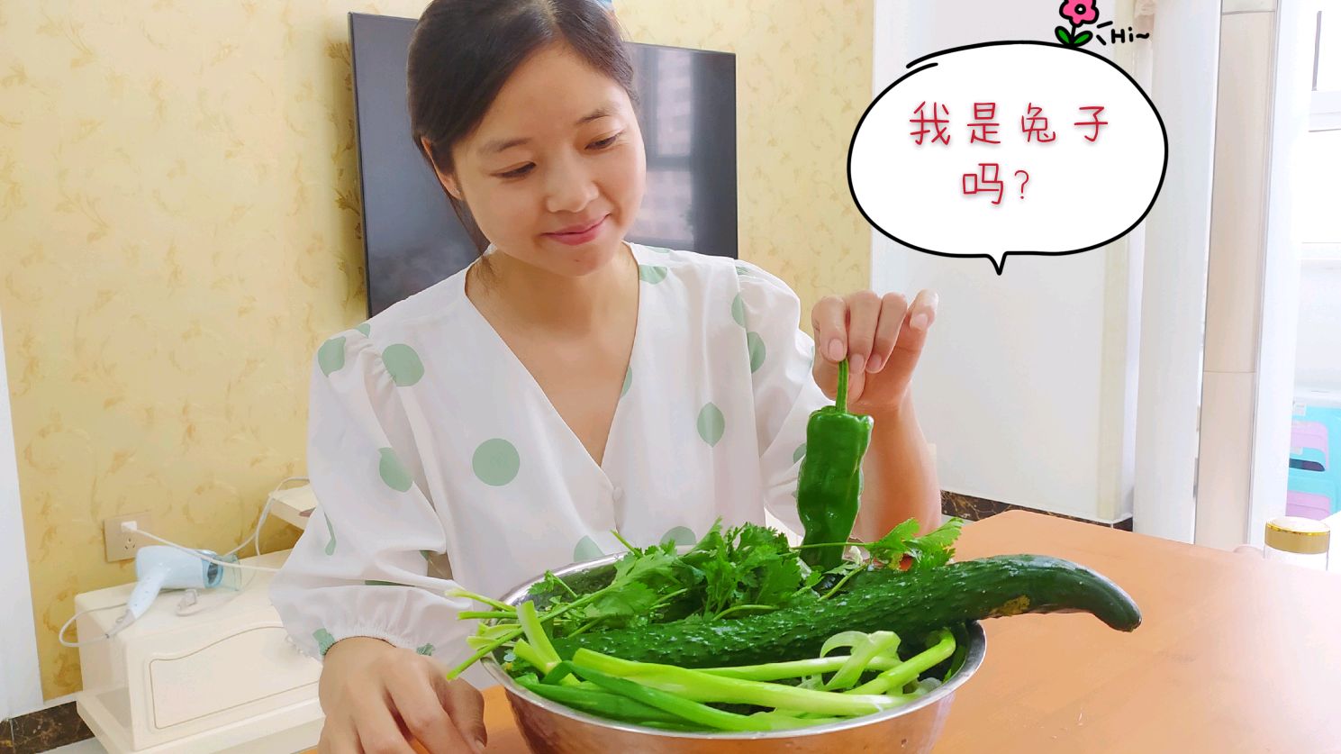 天气炎热,这一盆青菜生着吃,过瘾超下饭。南方人学不来!