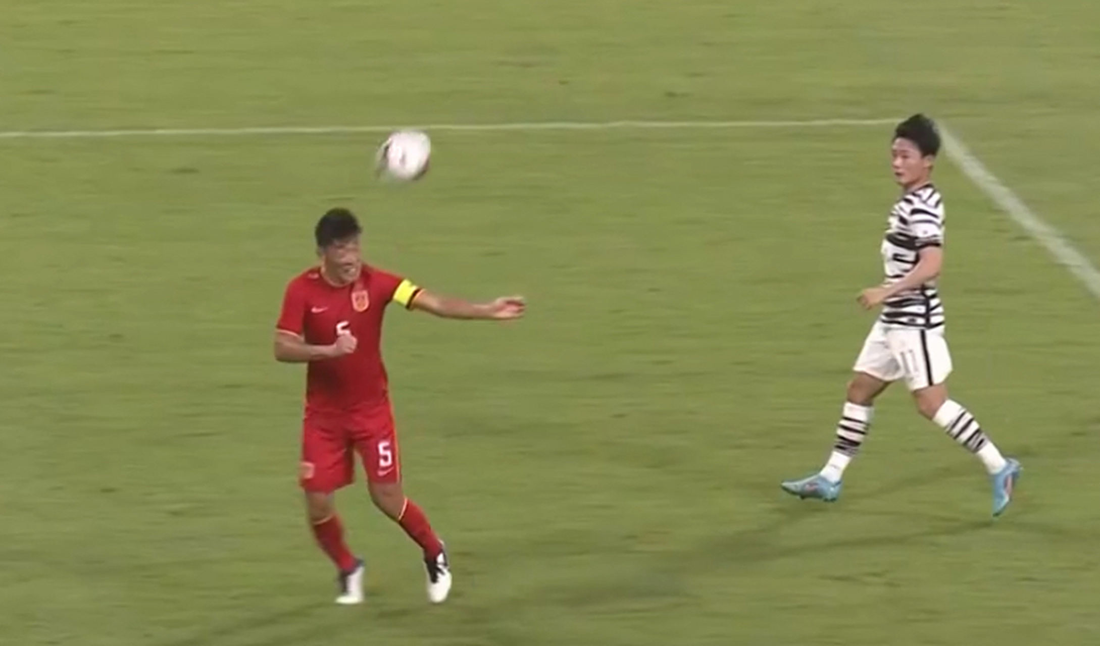 国足惊现乌龙球,帮助韩国队1-0 北京时间7月20日晚,东亚杯男足首轮