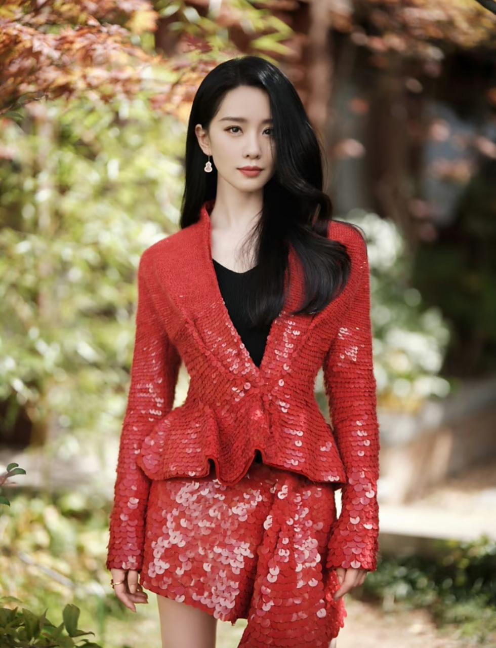 窈窕淑女,秀丽端庄的性感女神#刘诗诗# 一袭红色小西服穿搭,甜美清纯