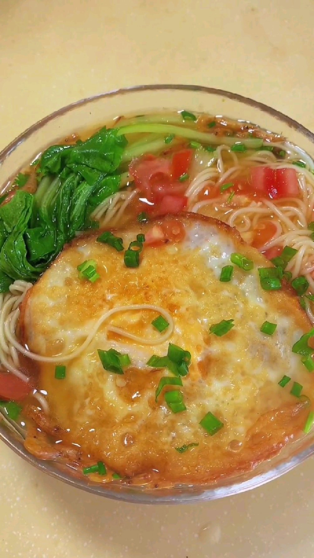 一碗色香味俱全的清汤鸡蛋面-度小视