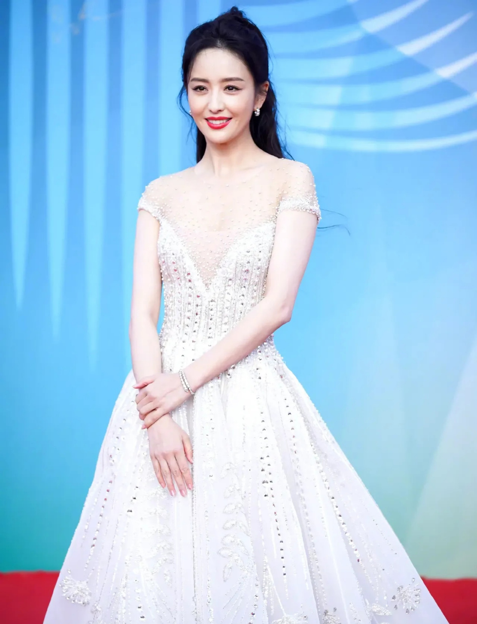 佟丽娅  丫丫这白色低胸连衣裙确实好性感  这次没有捂胸[捂脸]够自信