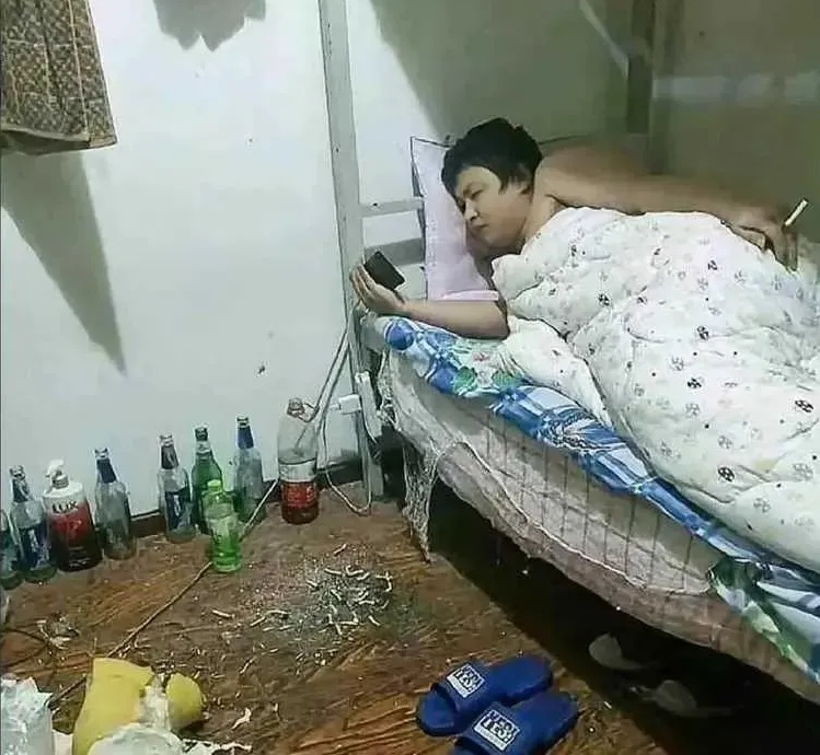 他已经躺平整整十年了