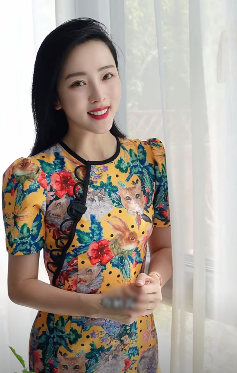 李思思520出镜对粉丝比心,印花旗袍连衣裙好优雅,她把头发接长了,化了