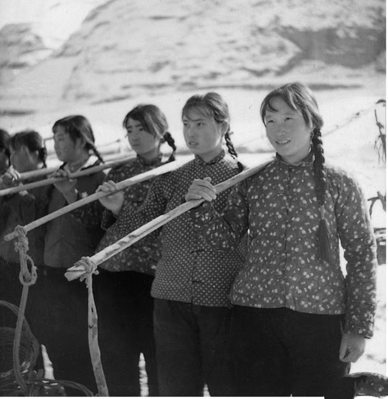 女知青顾荣华为了享受荣华富贵,将自己亲生女儿扔在路边.