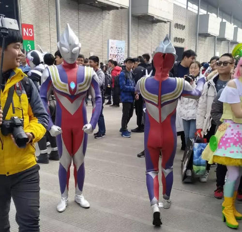漫展不准穿胶衣!奥特曼和假面骑士皮套无辜躺枪!还相信光吗