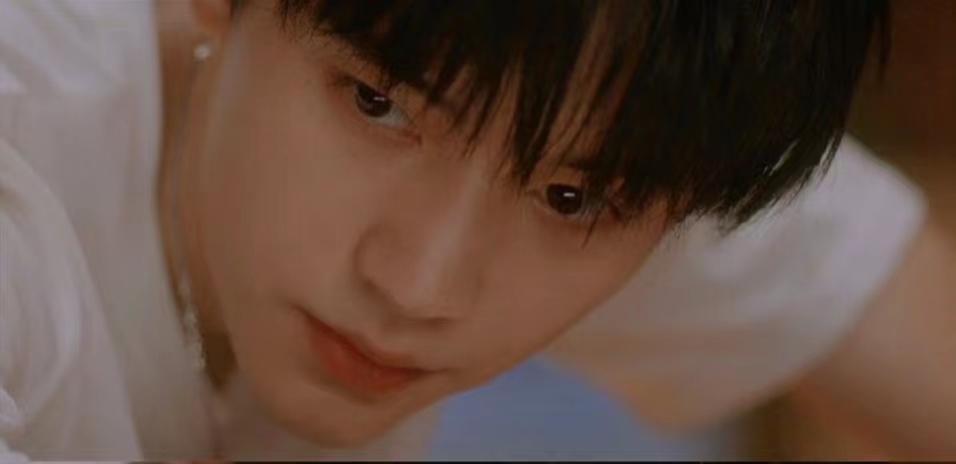 女主不够乖,男主不够坏!《白日梦我》看了个片头就把我劝退了