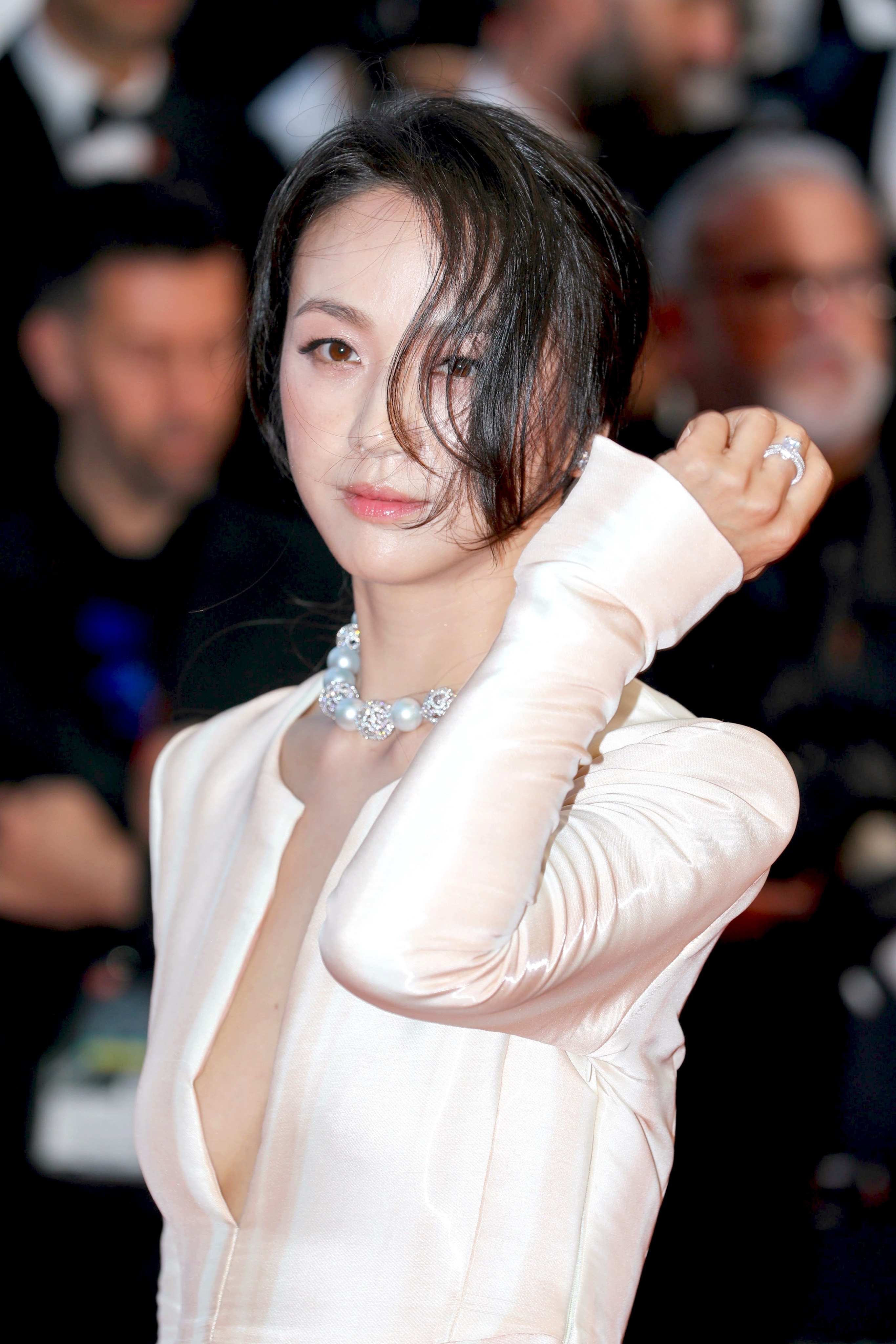 汤唯《分手的决心》戛纳首映礼,疑似真空深v礼服出镜,国际范十足