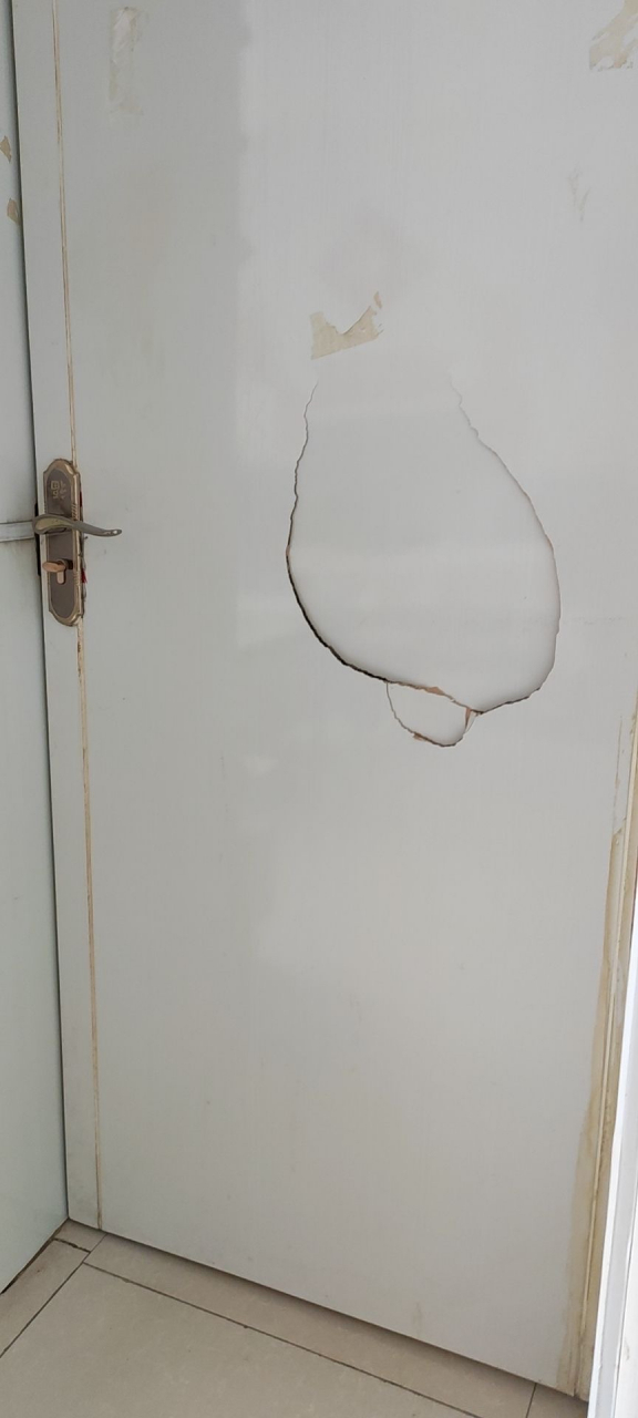 一脚把门给踹坏了,爸妈马上回来怎么办?在线等!