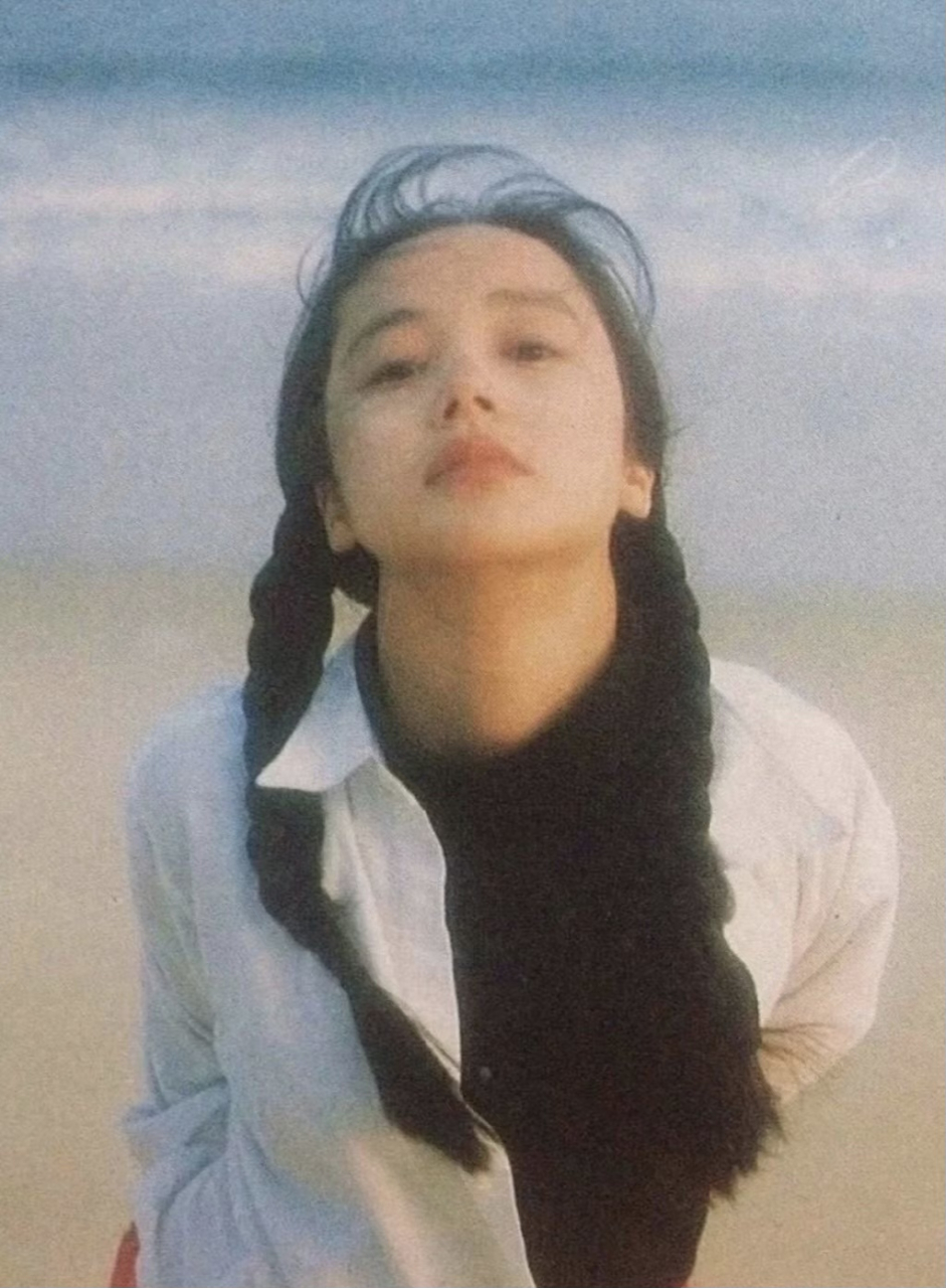 蒋雯丽年轻时候是绝对的大美女,现在其实也很风韵犹存