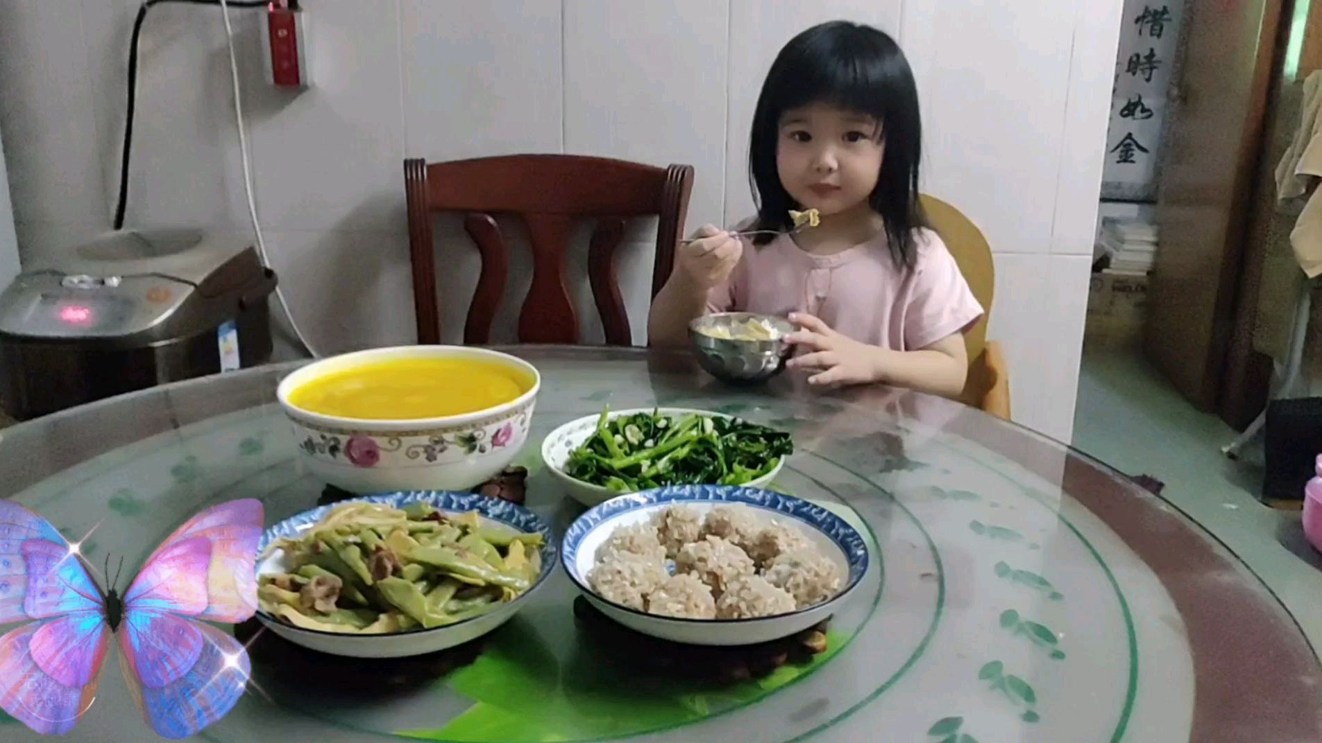 深圳一家四口晚餐,猪肉炒腐竹豆角,糯米肉丸,通心菜,南瓜汁