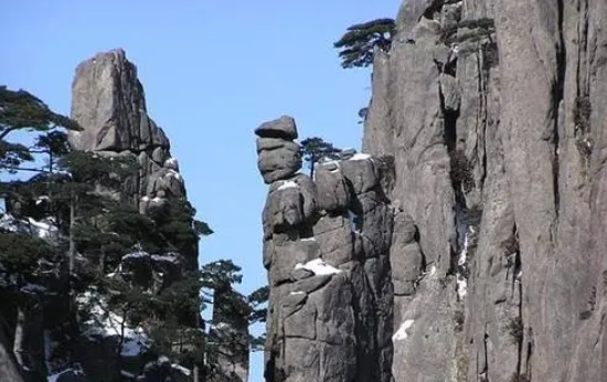 黄山奇石狮子抢球照片图片