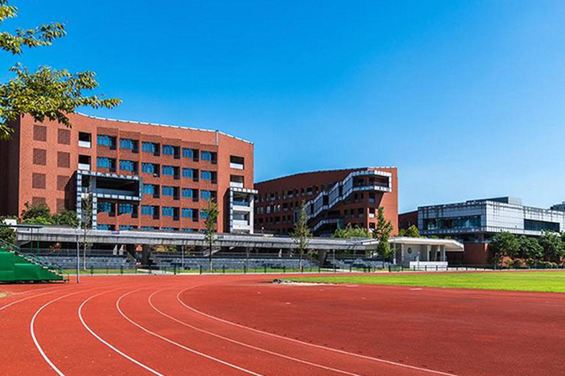 现在看来,前几年上私立学校的孩子和家长赚了.