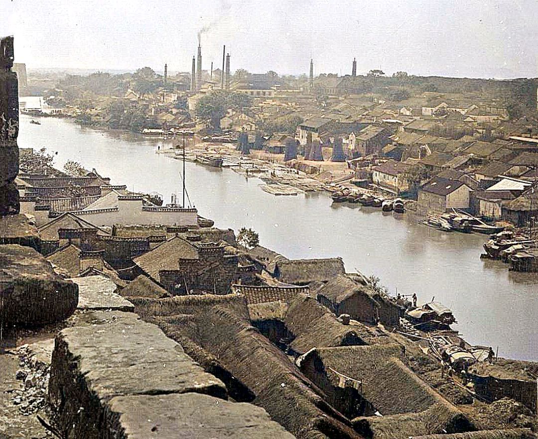 1907年南京老照片,火车站人头涌涌,古城墙长满野草,你见过吗?