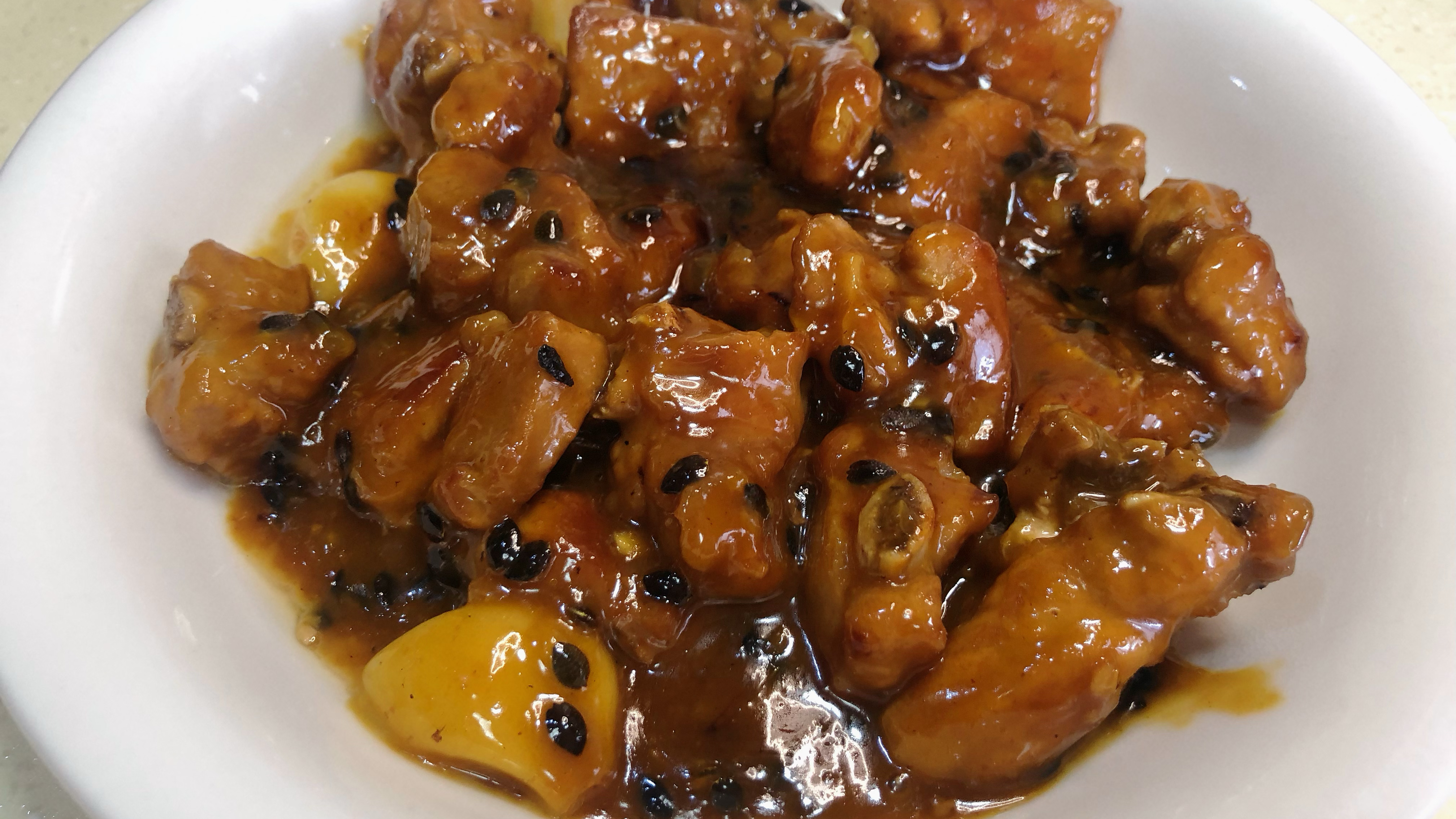 清新甜蜜的百香果排骨,酸酸甜甜,果味浓郁,排骨入口即爱,好吃
