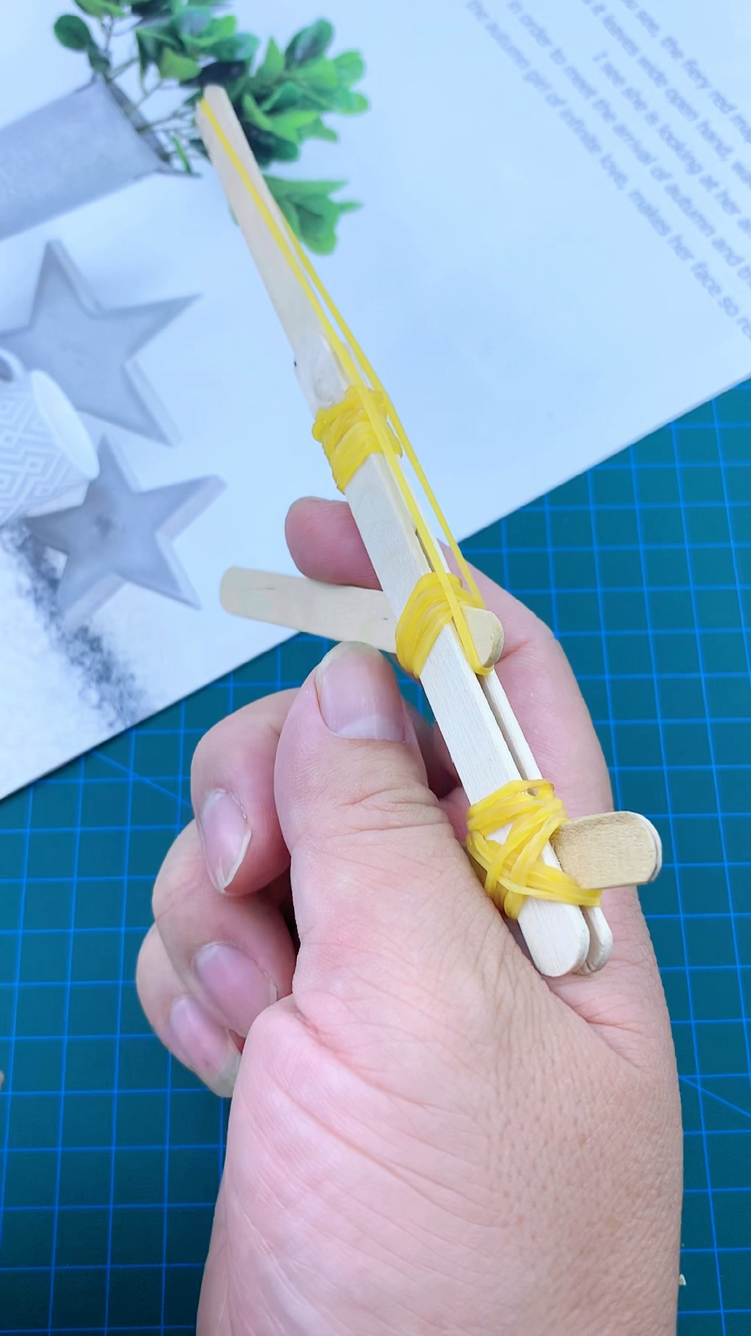 四根橡皮筋五根冰棍签做的小手枪你学会了吗