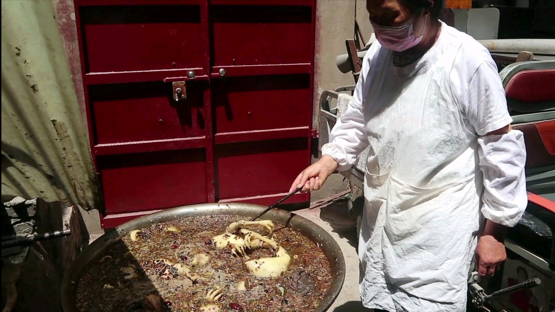 河南大妈做桶子鸡,做法很特别,每只鸡用酒精灯烤,38年秘方公开