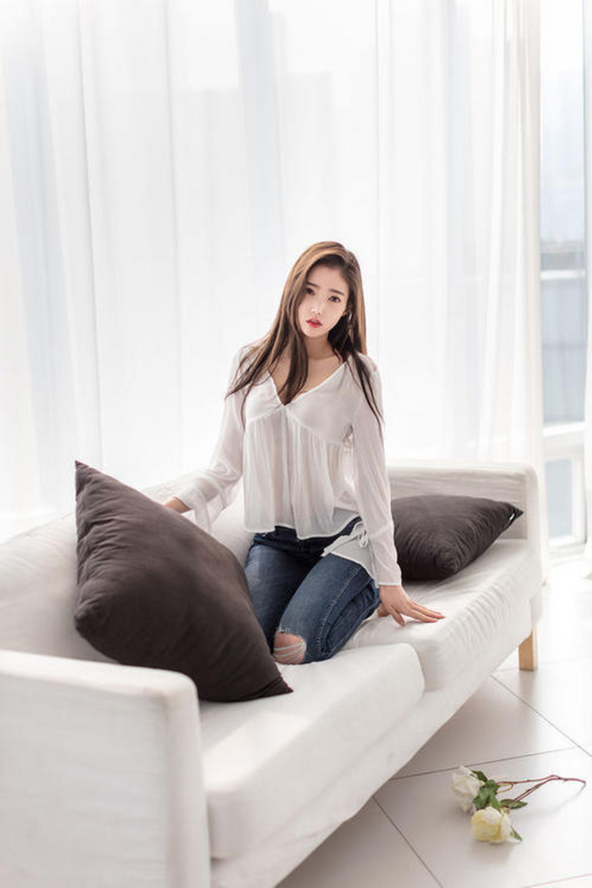 白色上衣搭配牛仔裤,身材没谁了 #金宝拉# #车模# #时尚穿搭