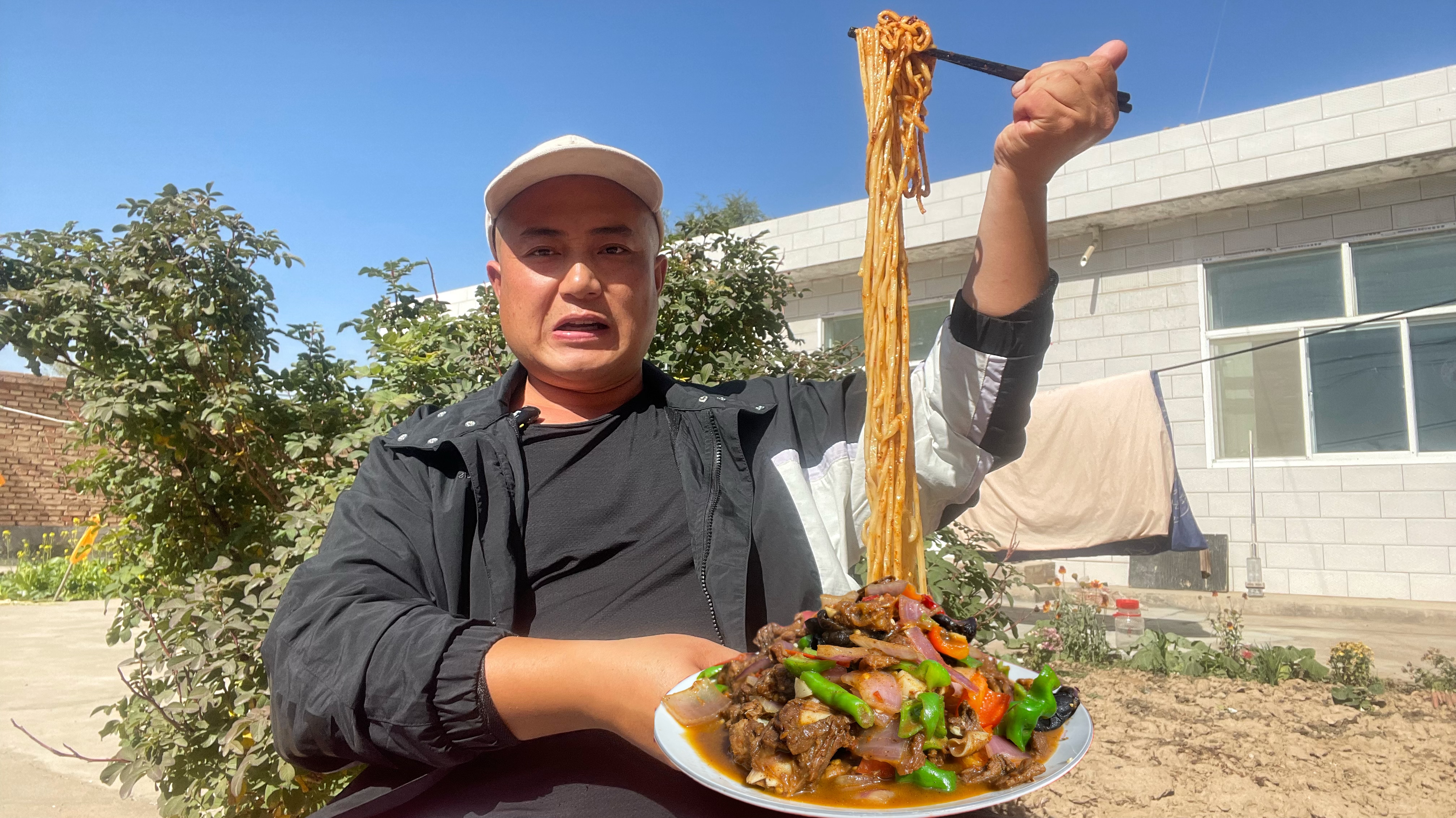 万物皆可拌面,买2斤羊排做羊排拉条子,10颗生蒜,大口吃面过瘾