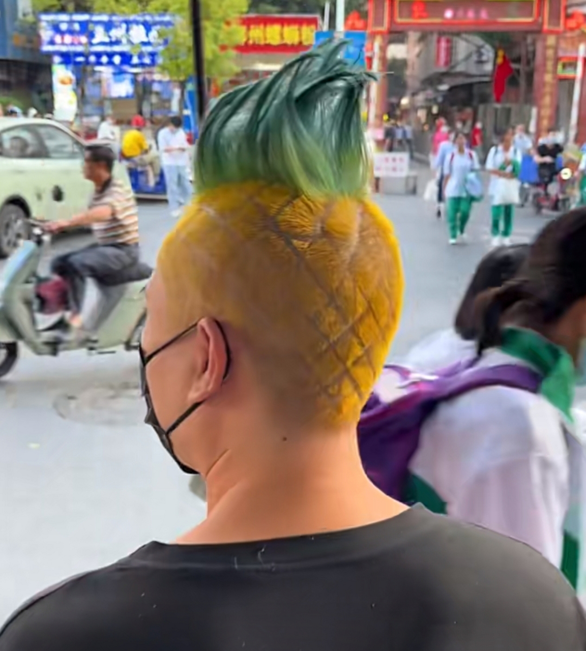 这种菠萝头发型不是谁都能驾驭得了!