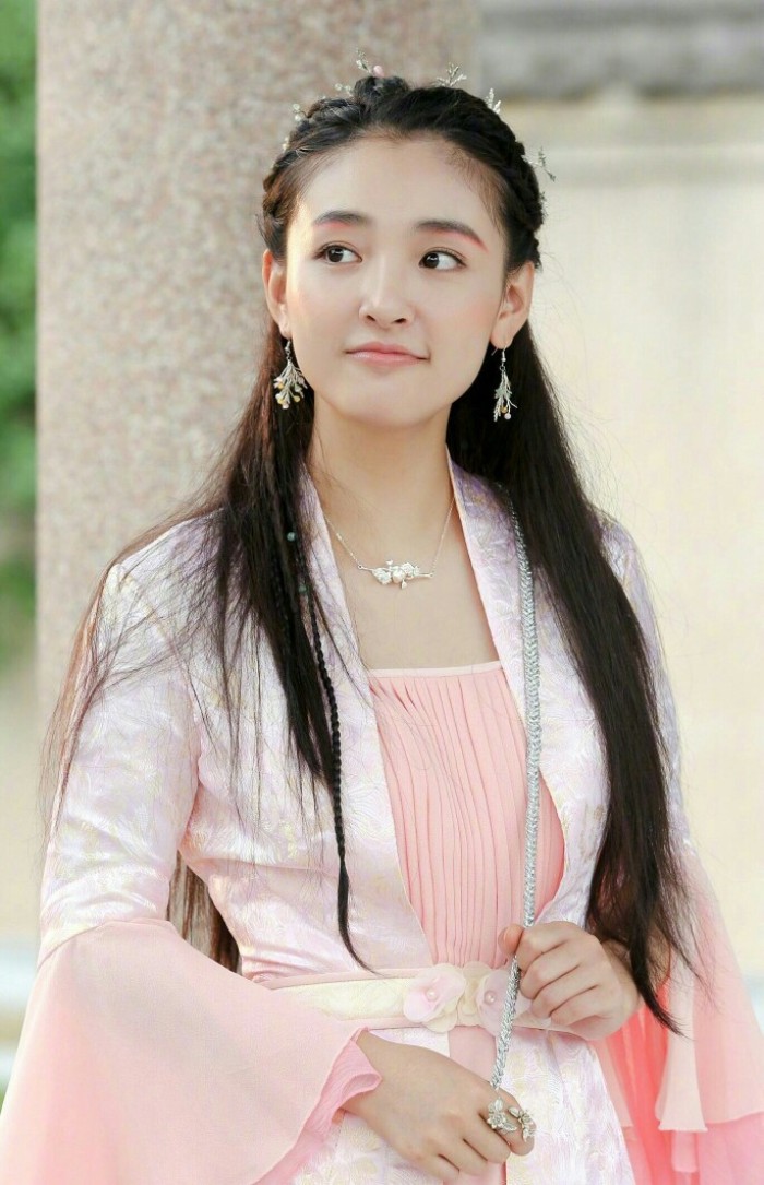 精美图集|你觉得吴倩古装好看,还是现代装好看