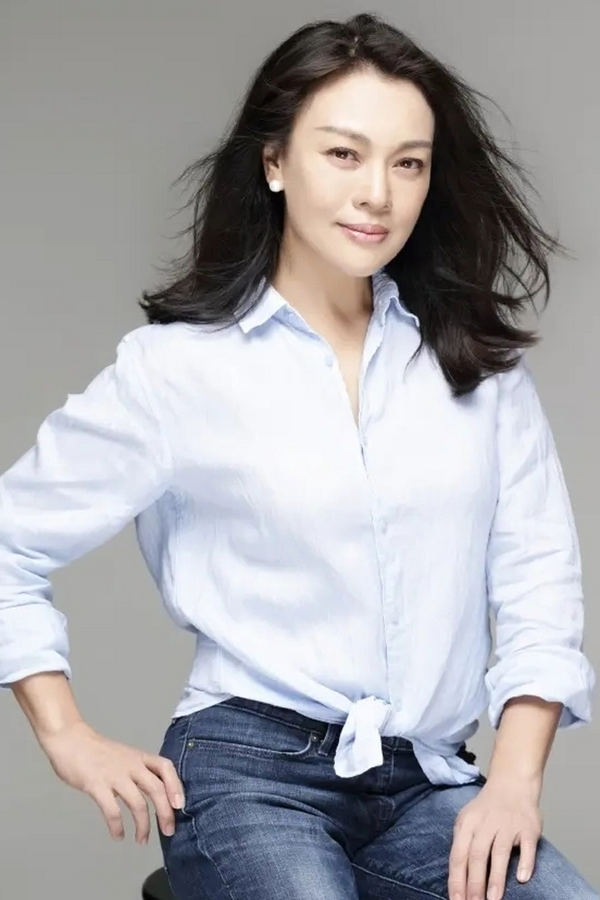 史可年轻时也算是一个时代美人,浓眉大眼,眉眼弯弯,鼻头圆润, 骨相