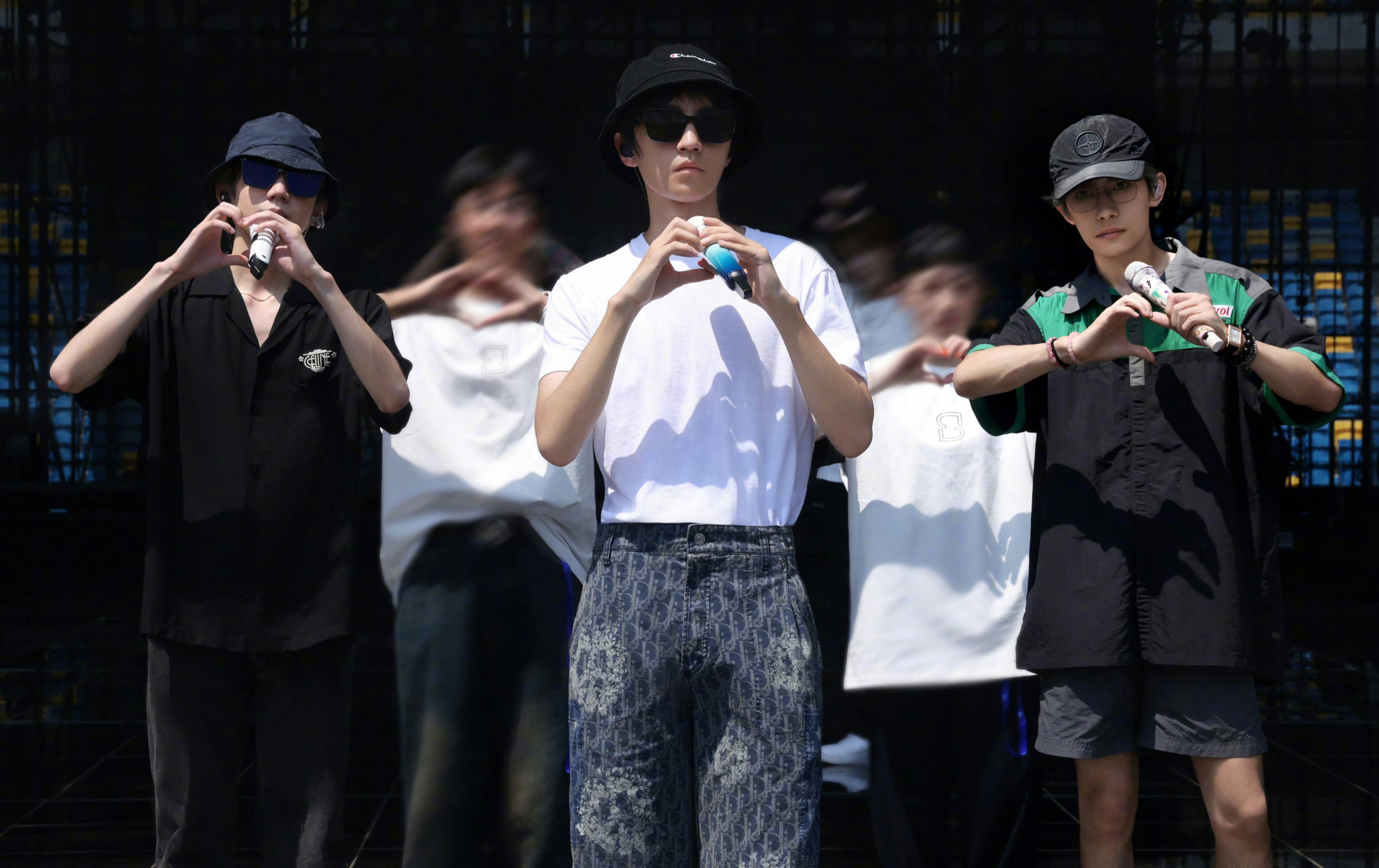 王俊凯王源易烊千玺同台比心,这个夏天和tfboys一起共赴青春之约!