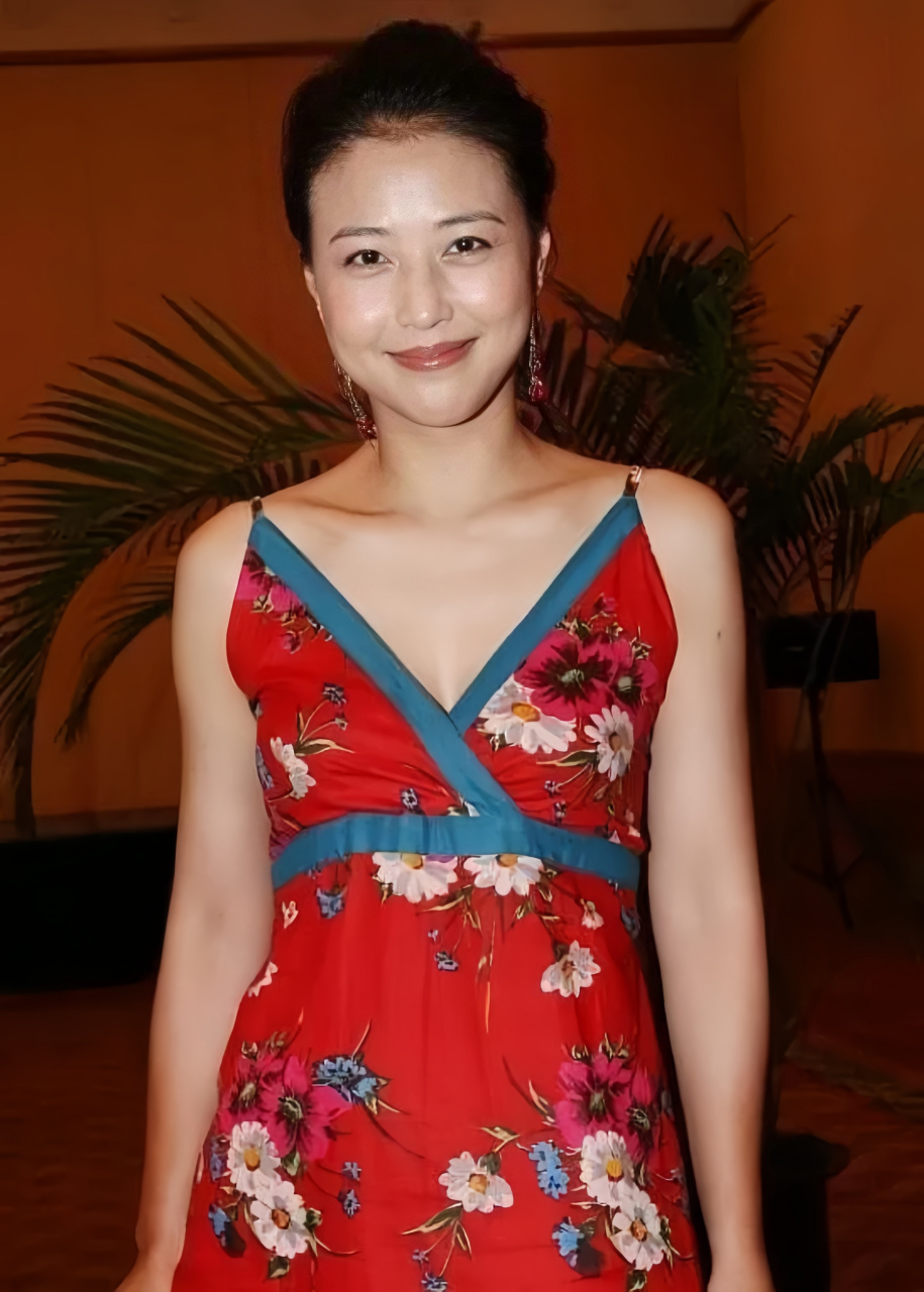 周海媚的气质依旧优雅迷人,尤其是她的身材仍然保持得非常好,完全没有