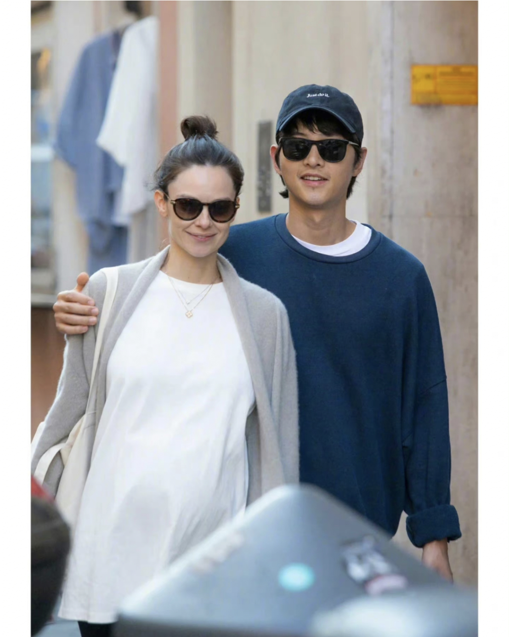 宋仲基和妻子在罗马约会,好甜蜜!