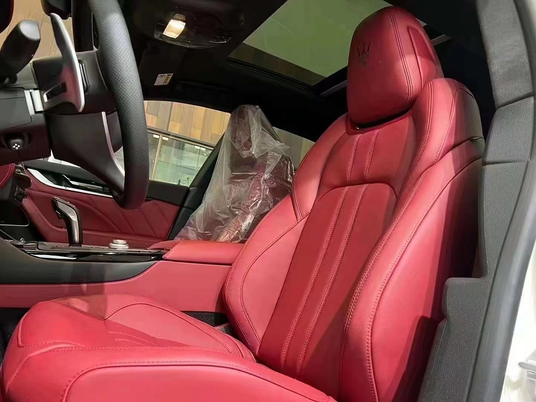 0t莱万特 指导价:1019800白/红内饰 配置红内饰 头枕刺绣 哈曼卡顿