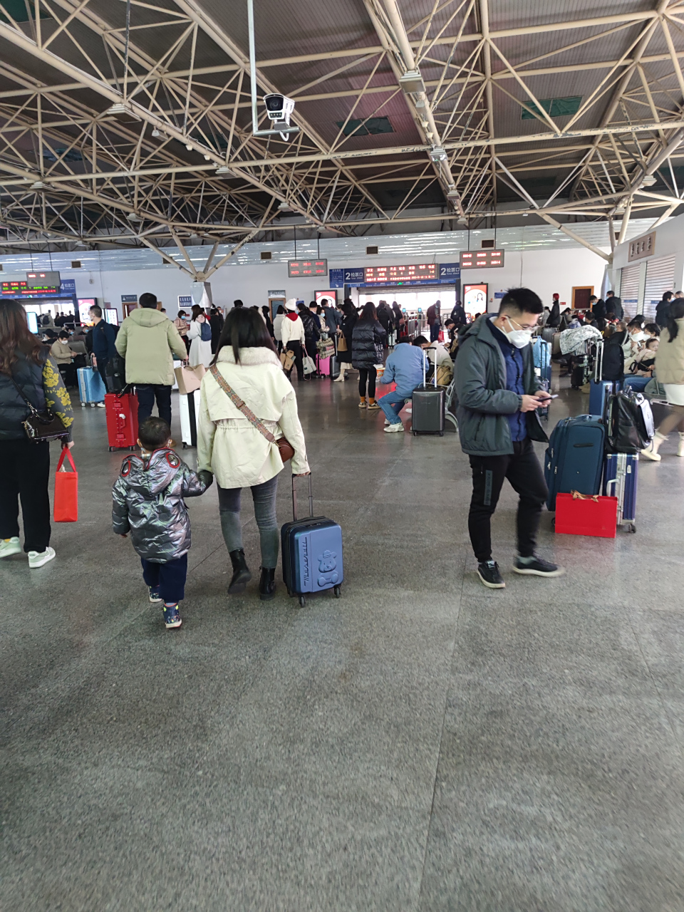 来到福州火车北站,感觉今年坐火车回家的人没往年多了,也许很多打工人
