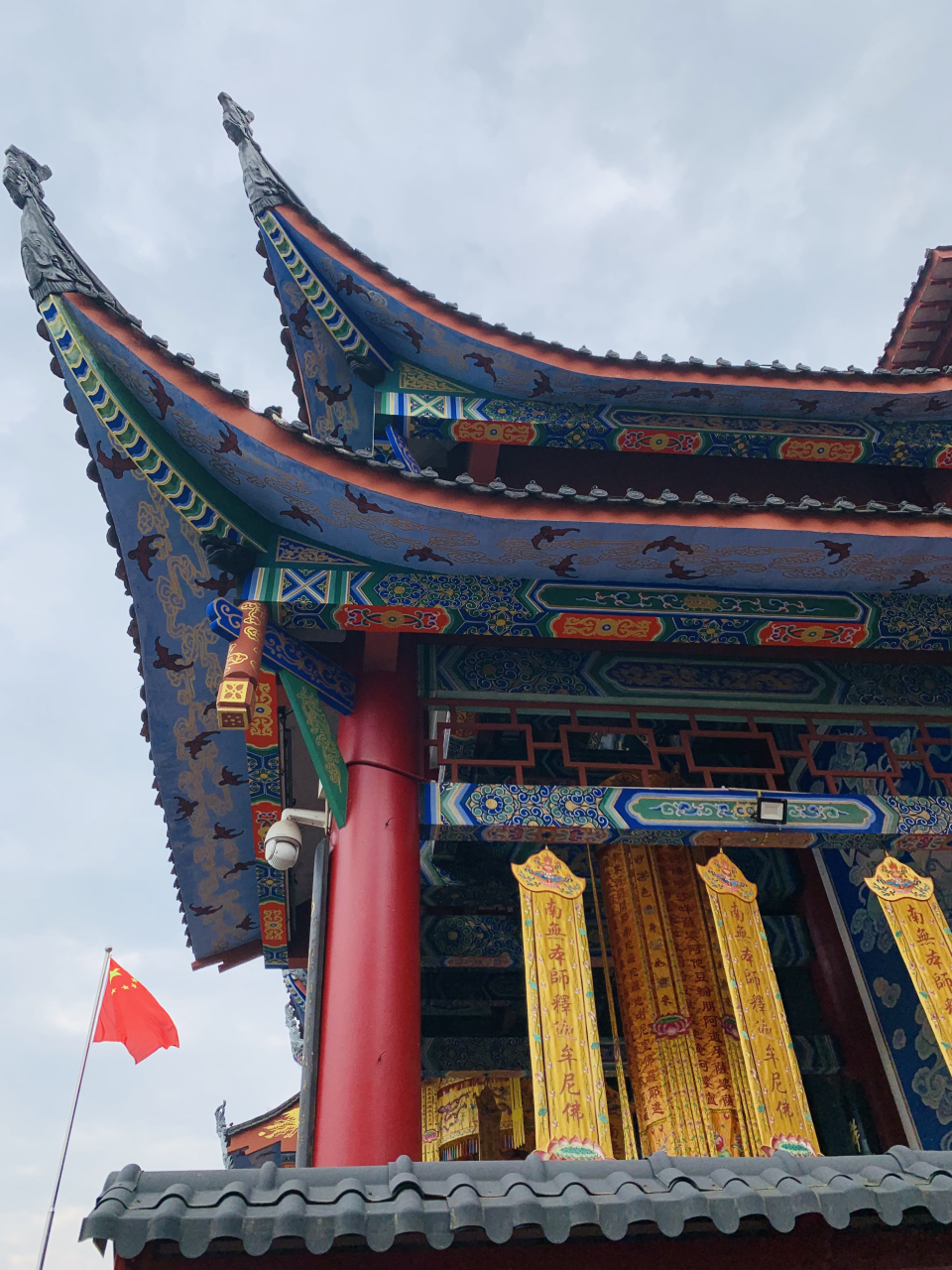 依山傍水的龙凤寺,不走到江边都不知道这里还有一座寺庙,没有熙熙