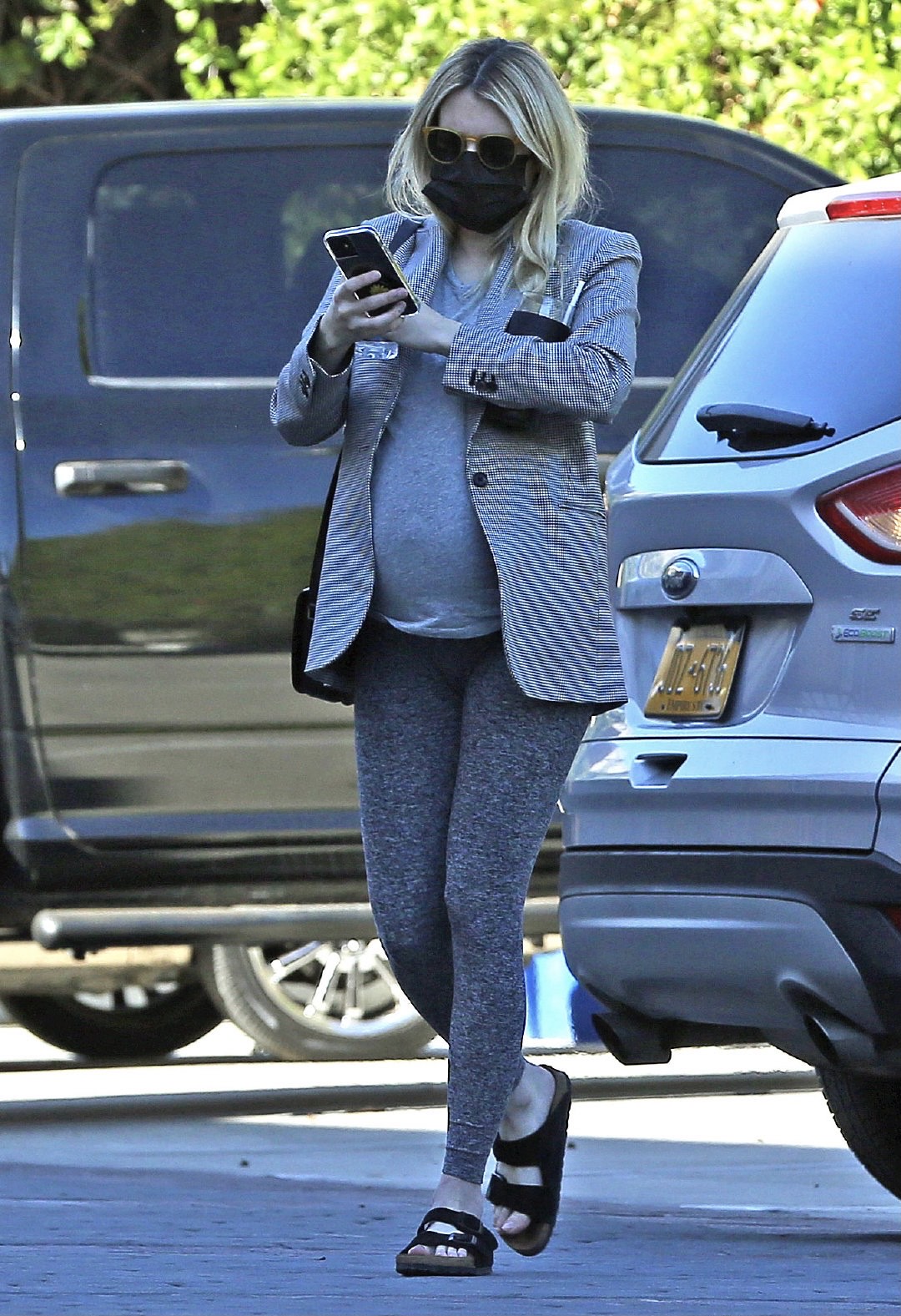 孕期中艾玛·罗伯茨(emmaroberts)在洛杉矶外出新街拍