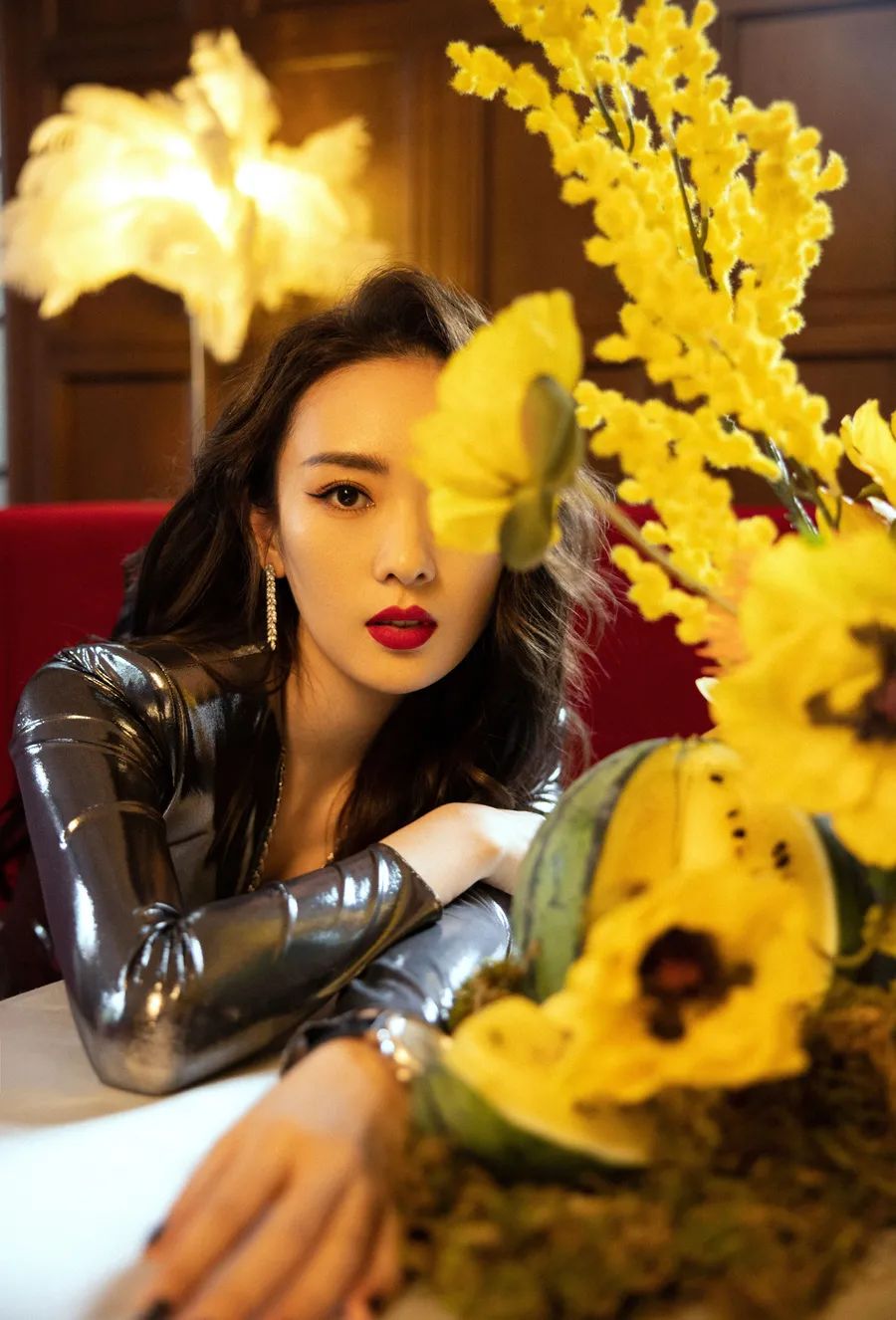 童谣:低胸开叉连体皮裙穿搭,性感迷人