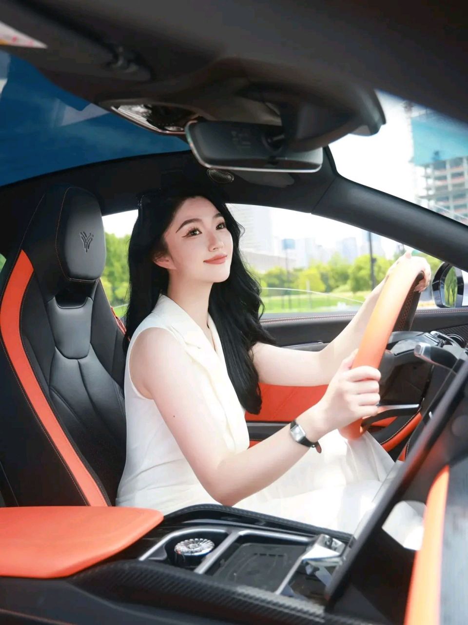 白色系豪车美女🌹时尚潮流长发其祥#生活# #日常穿搭# #性感好身材