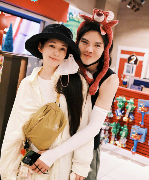 向佐一家杭州游,腹肌惹眼,郭碧婷身材发福,泳池不摘口罩